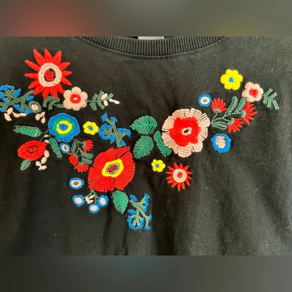 Chelsea & Theodore black floral embroidered top - Picture 4 of 4